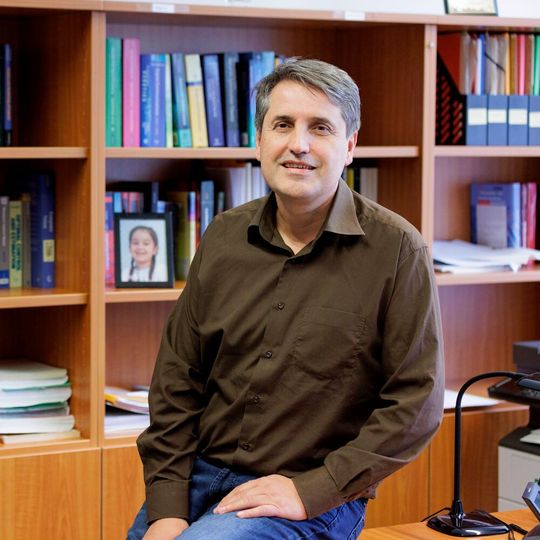 Professor Dr. Naim Bajcinca will mit künstlicher Intelligenz individuelle Therapien gegen aggressive Gehirntumore entwickeln. Professor Dr. Naim Bajcinca will mit künstlicher Intelligenz individuelle Therapien gegen aggressive Gehirntumore entwickeln.