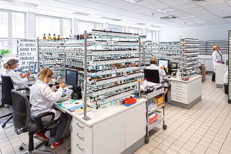 1 Regalmeter voller Dufterlebnisse – für die Mitarbeiter im Symrise-Labor Alltag: Hier testen sie in aufwändigen Versuchsreihen, was später in Drogerien, Parfümerien und Supermärkte kommt. (Miele)
