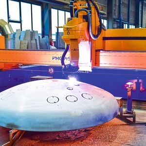 Eine spezielle Funktion in der Microstep-CNC-Steuerung iMSNC macht den Einsatz der vorhandenen Plasmaquelle auch für die automatisierte Plasmamarkierung oder zur Körnung möglich und spart so lange Aufreißzeiten für Bohrungen, Kantarbeiten oder Montagemarkierungen, heißt es.(Bild:  Microstep)