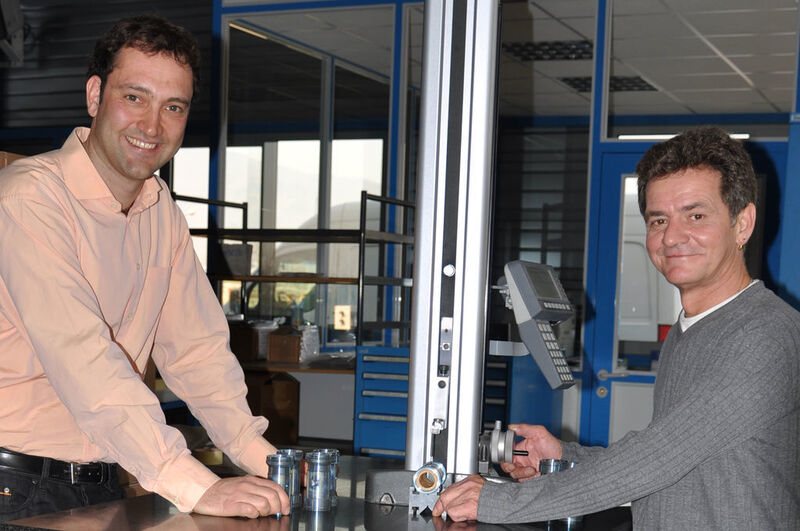 Frank Voigt (links) und Werner Wohlgemuth haben die Messgenauigkeit von induktiven Durchflussmessgeräten weiter optimiert.  (Bild: Endress+Hauser)