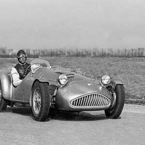 Am 10. April 1950 beendete der berühmte „fliegende Mantuaner“ seine große Karriere bei einem Bergrennen im Abarth 204A. Der Erfolg von Nuvolari am Monte Pellegrino bei Palermo für die „Squadra Carlo Abarth“ legte den Grundstein für bis heute mehr als 10.000 Siege der Marke mit dem Skorpion im Logo.(Bild:  FCA)
