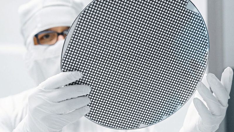300-Millimeter-Wafer im Reinraum von Infineon.(Bild:  Infineon)