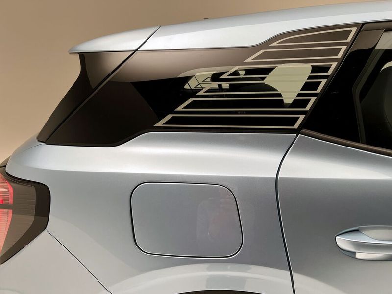 Die C-Säule des 4,45 m langen Explorers ziert eine Liniengrafik auf einer Glasscheibe. Trotz eines über die Heckscheibe ragenden Dachspoilers gibt es einen Heckscheibenwischer. Unter der Heckscheibe steht ebenfalls auf voller Breite der Modellname. (Bild: Dirk Kunde)