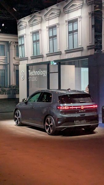 Darüber hinaus punktet das Modell mit beleuchteter LED-Lichtleiste, 3D-LED-Rückleuchten sowie illuminierten VW-Emblem in der Front- und Heckpartie. (Bild: Stefanie Eckardt)