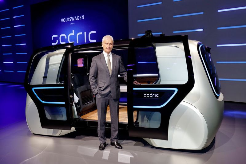 Das selbstfahrende Automobil kommt auf Knopfdruck herbei und soll so Mobilität für jeden ermöglichen – was Müller beim VW-Konzernabend am 6. März auch gleich demonstrierte. (Volkswagen)