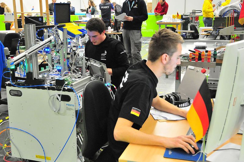 Die Mechatroniker arbeiteten immer im Team. Für Deutschland waren das Peter Kreuzer und Michael Pfleger. (Schmidt/»kfz-betrieb«)