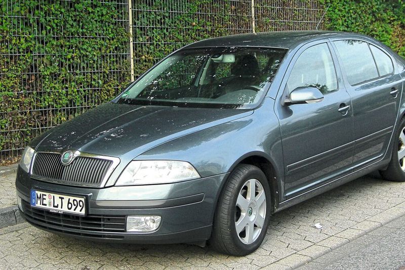 Der Octavia II folgte im Jahr 2004. In der offiziellen Zählung der Generationen wird der Ur-Octavia von 1959 nicht berücksichtigt. (Bild: Škoda Octavia Limousine / S 400 Hybrid / CC BY 3.0)