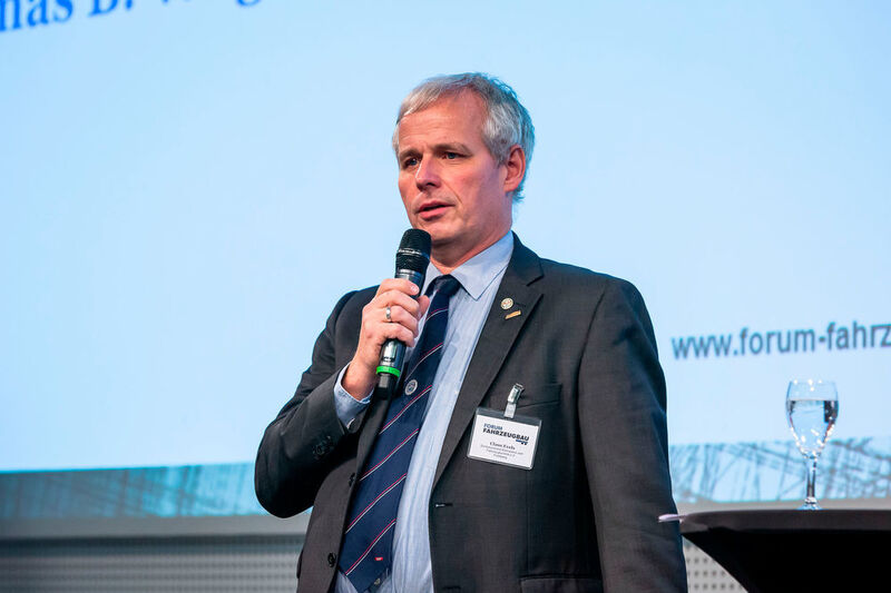 ZKF-Vizepräsident Claus Evels führte die Podiumsdiskussion zu WLTP und RDE. (Stefan Bausewein)