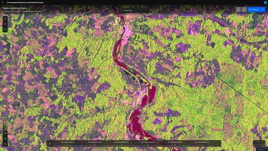 Die KI-Analyse von Sentinel-1-Bildern aus dem Jahr 2018 zeigt eine Überschwemmung in einem Pariser Vorort (Farbe Magenta). IBM und die ESA haben ihr „Terra-Mind“-KI-Modell anhand des neuen „Terra Mesh“-Datensatzes verbessert, um Überschwemmungen von bereits vorhandenen Wasserflächen unterscheiden zu können.(Bild:  IBM/ESA)