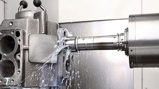 Anwendung des sogenannten Plateauhonens mit Kühlschmierstoff-Doppelfunktion auf einem Heller-Bearbeitungszentrum des Typs H 2000. An der TU Berlin forscht man derzeit, wie sich das Konditionieren der dafür benötigten Honleisten durch Funkenerosion vereinfachen und automatisieren lässt. (Diahon)