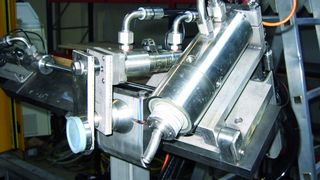 Ein Hydraulikaggregat versorgt den Kurzhubzylinder mit Klarwasser als Druckmedium zum Verschließen von Hohlkörperöffnungen bei der Dichtigkeitsprüfung im Wasserbad. (Archiv: Vogel Business Media)