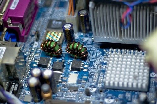 „Konfliktmineralien“, wie Gold, Tantal, Wolfram oder Zinn, werden vor allem in der Elektronikfertigung, aber auch für Steckverbinder, Kondensatoren, Lötmittel und vielem mehr eingesetzt. Windchill untertützt bei der Einhaltung der Gesetze. (Bild: PTC)