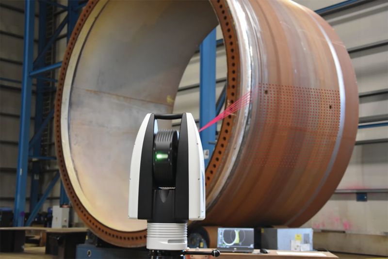 Der Leica Absolute Tracker ATS600 scannt Oberflächen in bis zu 60 Metern Entfernung. Selbst Oberflächen, die bisher langwierige manuelle Scans erforderten, soll das Gerät innerhalb weniger Minuten digitalisieren können. (Hexagon)
