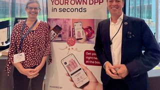 Narravero und Identiv wollen den Weg zum zukunftsfähigen digitalen Produktpass erleichtern. Von links: Kirsten Newquist, CEO von Identiv, und Thomas L. Rödding, Gründer und CEO von Narravero. Hier erfahren Sie nun die Details ... (Bild: Narravero)