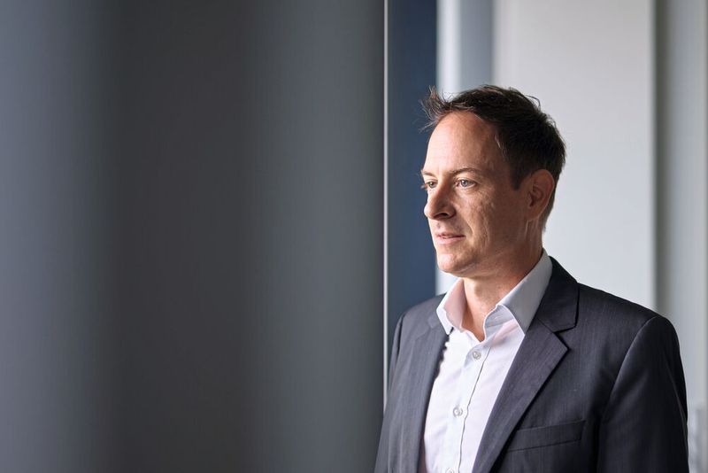 Prof. Dr. Jan Wieseke, Professor für Vertriebsmanagement an der Ruhr-Universität Bochum, sagt: „Marketing und Vertrieb verschmelzen in der SALESTEGY“.   Das Statement finden Sie hier in unserem ausführlichen Trenddossier 2023: Hier geht’s zum Trenddossier 2023.  (Bild: www.roberthoernig.com)