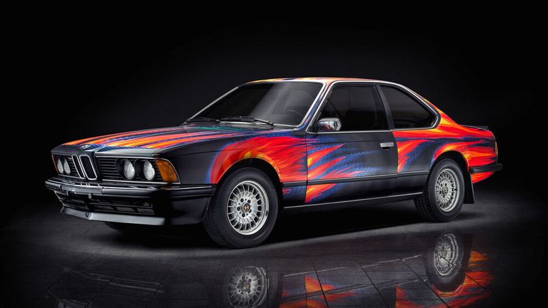 „Beim Bemalen dieses Autos konnte ich eine Vielzahl von Erfahrungen, Ängsten, Sehnsüchten und Visionen sowie ästhetische und künstlerische Freiheit zum Ausdruck bringen. Ein Kaninchen rennt nachts über die Autobahn und springt über ein brennendes Auto – eine Urangst und ein kühner Traum, die Grenzen unseres Lebens zu überwinden. Es gibt mir vor, welche Farben ich wählen soll. Ich lese seine Linien, seine Form und höre seinen Drang nach Geschwindigkeit. Ich sehe dieses wunderschöne Kaninchen durch die Flammen der Liebe springen – und so die Angst selbst besiegen.“ (Bild: BMW AG)