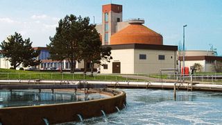 Die Phosphatfällung gehört zu den Kernprozessen kommunaler Kläranlagen wie hier in einem Klärwerk in Süddeutschland. (Bild: Prominent)