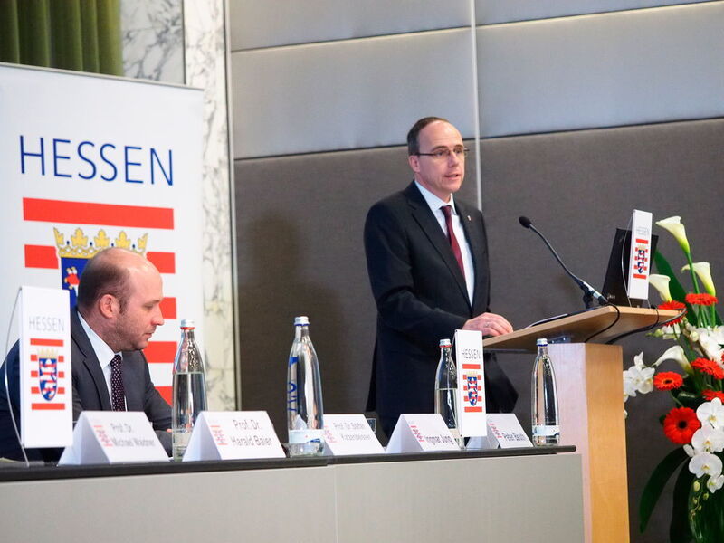 Der Innenminister des Landes Hessen skizzierte Eingangs die Lage im Bereich der IT-Sicherheit und ... (Bild: mk)