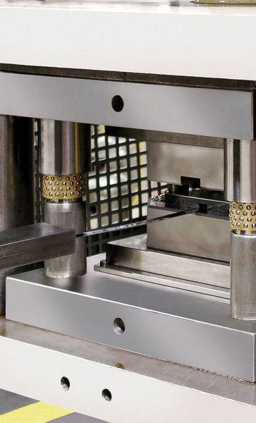 Bild 5: Anwendung eines Magnetspannsystems auf einem Stanzautomaten. Die Spannkraft der Magnetplatte beträgt 2 t bei einer Tischgröße von 300 mm × 400 mm. Eine Standardisierung von Spannrandhöhen und Grundplattengrößen entfällt, das Werkzeug lässt sich in wenigen Minuten wechseln. (Bild: Roemheld)