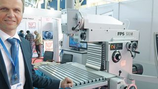 Anton Gruber is not afraid of the Chinese key players. On the contrary: the Sales Manager of FPS Werkzeugmaschinen takes the offensive course. He had brought along a machine to demonstrate performance gap to the Chinese suppliers. (Bild: Hans-Jürgen Kuntze)