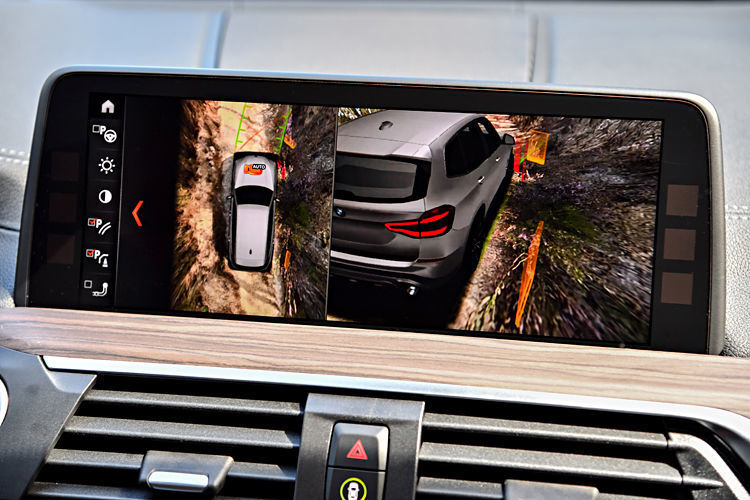 Die Assistenzsysteme des X3 stammen vom 7er und 5er. Dank dem 360-Grad-Surround-View behält man sogar im Gelände die Übersicht. (BMW)