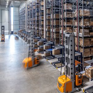 Als Pufferspeicher bei Vierol kommen im neuen Logistikzentrum Kragarmregale von Meta zum Einsatz.(Bild:  Meta)