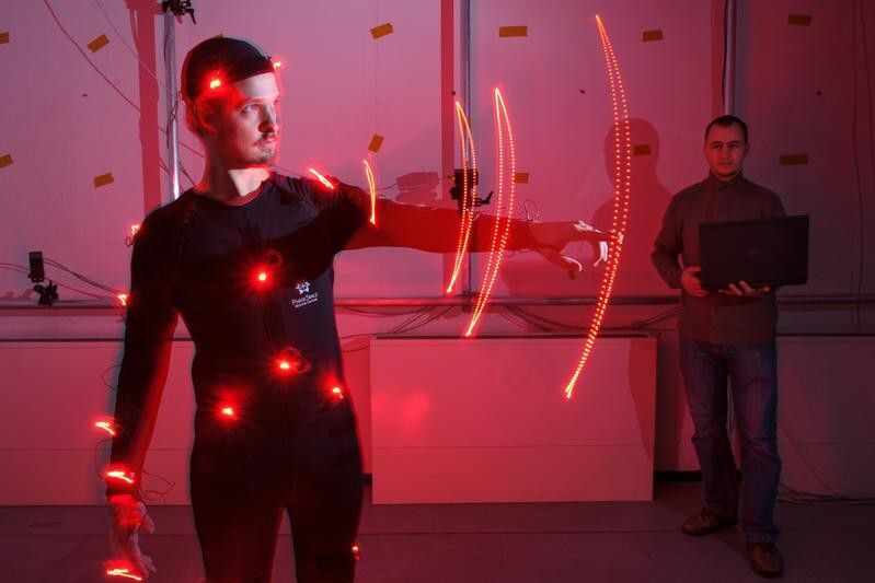 Für ihre Technik erfassen die Forscher Bewegungen eines Probanden mit Kameras und übertragen sie auf ein Modell des menschlichen Körpers. (Bild: Universität des Saarlandes/Oliver Dietze)