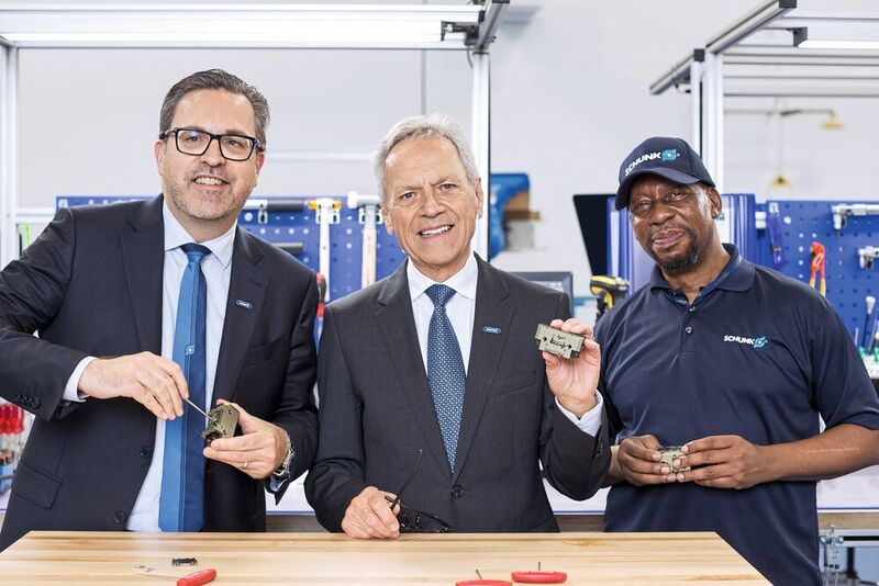 The Managing Partner Heinz-Dieter Schunk (center) and his son Henrik A. Schunk, Chief Executive Officer (left) assemble the first SCHUNK gripper at the new premises at the Schunk site in North Carolina. Also present: Herbert Bass (right), who has been working for SCHUNK Intec USA for more than 20 years. (Schunk)