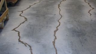 Das Gießharz SRS 52 von Silikal ermöglicht das Ausbessern von Bodenschäden. Bild: Silikal (Archiv: Vogel Business Media)