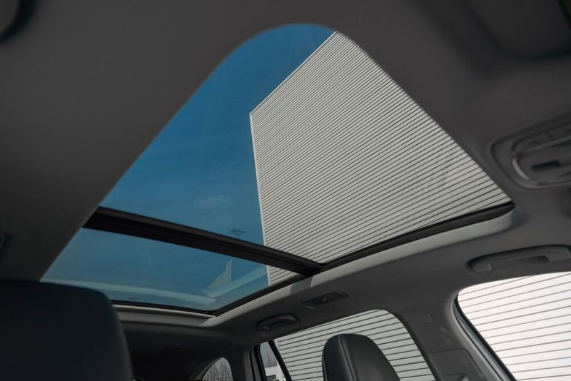 Zur Serienausstattung gehört beim MG9S ein großes Glasschiebedach. (Bild: MG Motor)