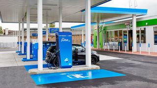Ob E-Autos oder Verbrenner auf Dauer günstiger sind, hängt von der Fahrzeuggröße ab – und natürlich von der Entwicklung der Kraftstoff- bzw. Stromkosten. (Bild: Aral AG)