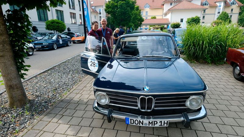 Zum wiederholten Mal dabei: Doris und Matthias Pfau (Berater beim Landesverband Bayern) mit ihrem BMW 1602 aus dem Jahr 1972. (Bild: Zietz - VCG)