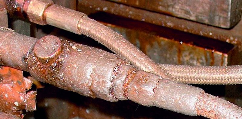 Bild 3: Gussspritzer und Ablagerungen von Spülmittel führen zu Verkrustungen auf Schlauchkupplungen für die Werkzeugtemperierung. Bilder: Stäubli (Archiv: Vogel Business Media)