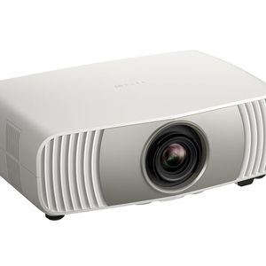Der Epson EH-LS6000 mit 3.400 Lumen ist das mittlere Modell unter den neuen 4K-Laserprojektoren für das Heimkino. Eine verbesserten Laser-Lichtquelle soll für eine höhere Helligkeit sorgen, ohne dass dafür die Lautstärke des Lüfters steigt. (Bild:  Epson)
