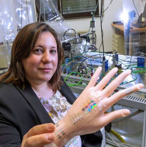 Anna Maria Coclite from TU Graz and her team have succeeded in producing a 3 in 1 hybrid material for the next generation of smart, artificial skin.