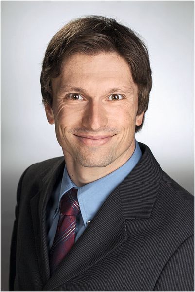 Matthias Paukner sieht auch den Vorteil, Leistungsspitzen durch die Einbindung dezentraler Energiespeicher zu reduzieren.  (Bild: Kuka)