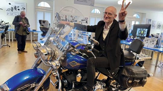 Pierre-Yves Kohler, directeur du SIAMS sur le départ du voyage de presse 2025 qui commence au showroom de Ryf AG, une déco qui en jette !(Source :  MSM)