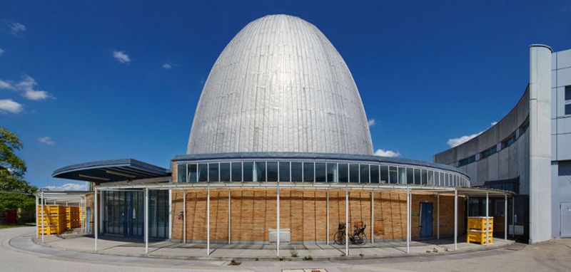 Zerstreut: Mithilfe des Neutronenzeit-Flugspektrometers der Technischen Universität München am Heinz Maier-Leibnitz Zentrum in Garching haben die Forscher die Bewegungen in den PCM-Materialien sichtbar gemacht.(Bild:  Bernhard Ludewig)