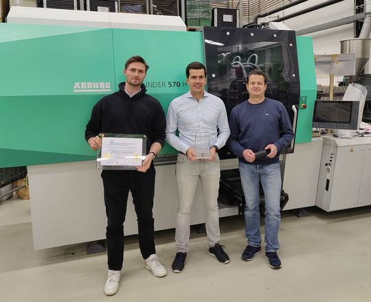 Spritzgussteilen mit neuem Spin-Mold-Verfahren die doppelte Festigkeit gegeben! Das Forschungsteam der Hochschule Osnabrück freut sich über einen begehrten Award, den es dafür gab. Von links: David Diring, Philipp Land und Projektleiter Prof. Dr. Thorsten Krumpholz.(Bild:  HS Osnabrück)