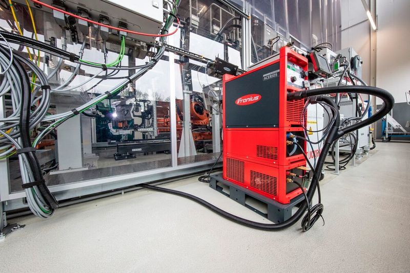 Hier kann man sich eine Vorstellung davon machen, wie platzsparend die Plasmastromquelle des Fronius-Systems Acerion ist. Davon profitiert auch die Audi AG im Karosseriebau. (Fronius)