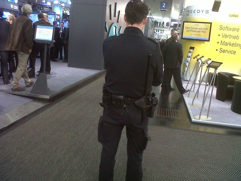 CeBIT 2011: die ersten Sicherheitsvorkehrungen anlässlich des Messerundgangs von Bundeskanzlerin Merkel. (Bild: fka)