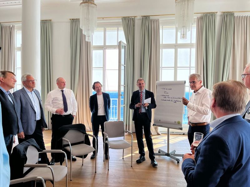 „Get Ready for the NextGen eGovernment“ lautete das Motto von Prof. Dr. Ulli Meyer, Oberbürgermeister der Mittelstadt St. Ingbert. Welche Rolle Mindset, Kompetenzen, KI, Nachhaltigkeit und die proaktive Verwaltung hierbei spielen, wurde in seinem Roundtable diskutiert  (©Vogel IT-Akademie)