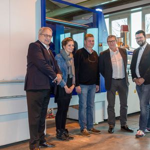 Von links: Frank Höher, Vertrieb Wittmann Battenfeld, Frederike Seibert vom Projektmanagement bei Langlotz, Ulrich Seibert, Geschäftsführer von Langlotz, Thomas Bertram, vom Vertrieb Wittmann Battenfeld, Christoph Seibert, kaufmännischer Leiter bei Langlotz. 