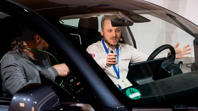 Bei Tesla hingegen ist der Zugang zu Fahrzeug- und Reparaturdaten kein Problem – fast alles ist frei zugänglich. Dawid Janikowski ist Tesla-Experte bei Trainmobil und zeigte den Teilnehmern, … (Bild: Stefan Bausewein)
