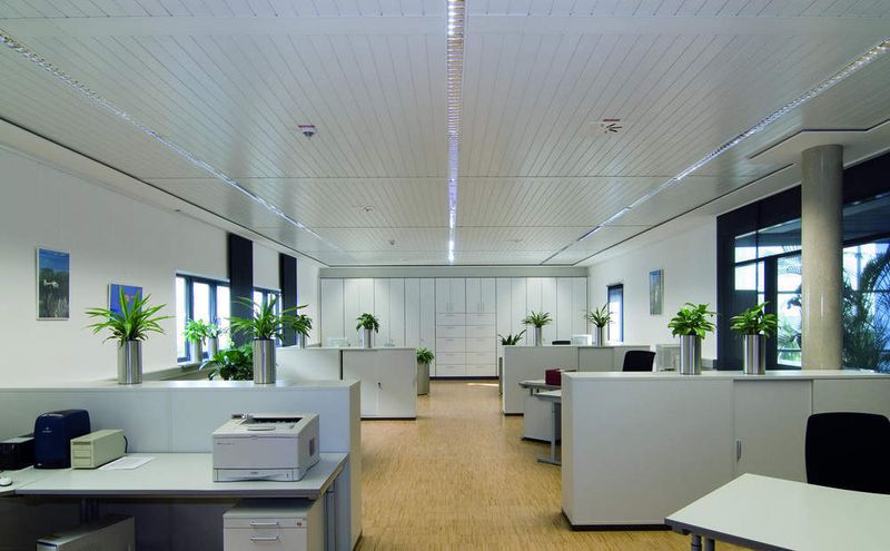 Die Integration der Deckensegel in die Raumgeometrie sorgt bei Angestellten wie Besuchern für einen qualitativ hochwertigen Raumeindruck bei behaglichen klimatischen Verhältnissen. Bild: Zehnder (Archiv: Vogel Business Media)