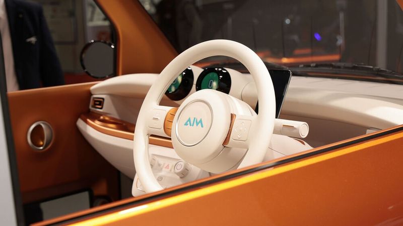 Der Innenraum wirkt schlicht und aufgeräumt. (Bild: Jama)