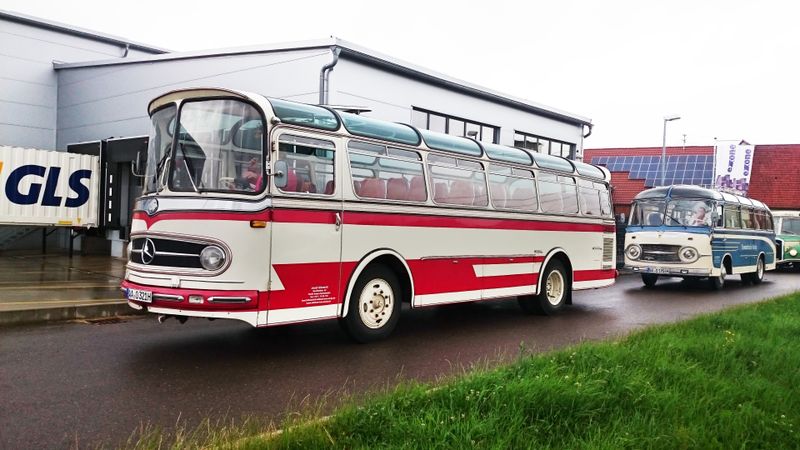 3 Oldtimer-Busse fuhren die Gäste zur Abendveranstaltung am Hauptstandort von EXTRA Computer (Bild: Extra Computer)