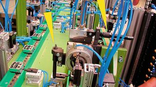 Kein Paradox: Kleinstoßdämpfer von ACE sorgen durch optimierte Verzögerung in den Endlagen für beschleunigte Transportbewegungen in der Elektronikindustrie. (Bild: ACE Stoßdämpfer)