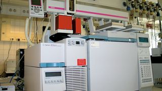 Abb.1: GC-MS-Arbeitsplatz für die vollständig automatisierte Bestimmung von Pflanzenschutzmitteln in Wasserproben mittels SPME. (Archiv: Vogel Business Media)
