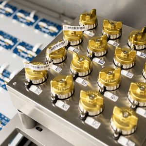 Die Prüfkammer mit Knopf- und PAT-Zellen. Es werden erste Grundrezepturen und Materialproben hinsichtlich Kapazitäten und Leistungsfähigkeiten an Halb- oder Vollzellen und wahlweise mit Referenzelektroden getestet und charakterisiert.(Bild: ampnet/Volkswagen AG)